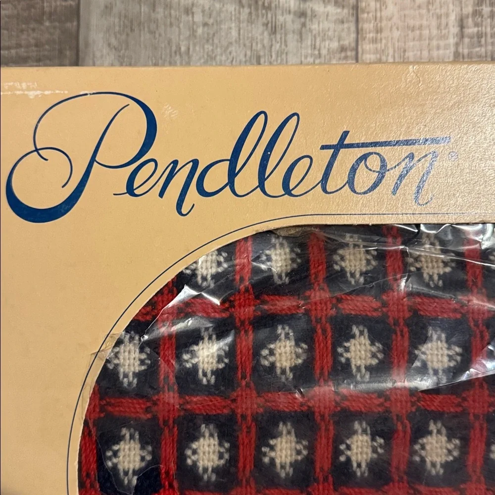 NEW —***VINTAGE***Pendleton Red and Black Wool Blanket